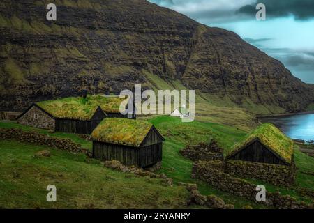 Saksun est un village raditionnel des îles Féroé avec des maisons de gazon sur l'île Streymoy dans les îles Féroé Banque D'Images