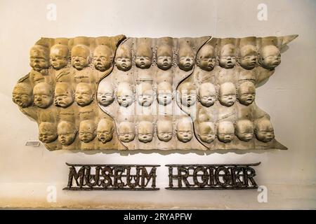 Entrée HR Giger Museum Gruyères, lettrage de musée et objet mural en masques pour nourrissons. Hansrudi Giger a reçu un Oscar en 1980 pour sa contribution à Alien. HR Giger Museum à Épagny Greyerz, Suisse Banque D'Images