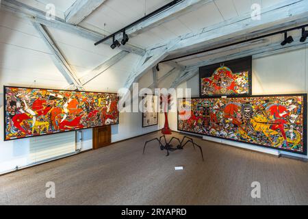 Dernier étage du musée HR Giger au château Saint Germain à Gruyères. Un grand nombre des œuvres les plus importantes de Hans-Ruedi Giger de ses différentes périodes créatives sont exposées dans le musée. En plus des œuvres clés telles que 'The Spell' et 'passages', il existe également de nombreuses œuvres de conception cinématographique, y compris 'Alien' et 'Alien 3', 'Dune', 'Species', 'Poltergeist 2' et 'le mystère de San Gottardo'. HR Giger Museum à Épagny Greyerz, Suisse Banque D'Images