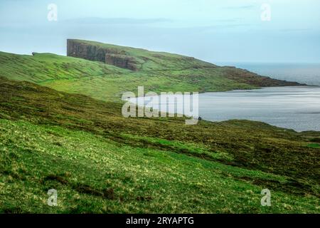 Lac surplombant Sorvagsvatn depuis les falaises de Traelanipa à Vagar, îles Féroé Banque D'Images