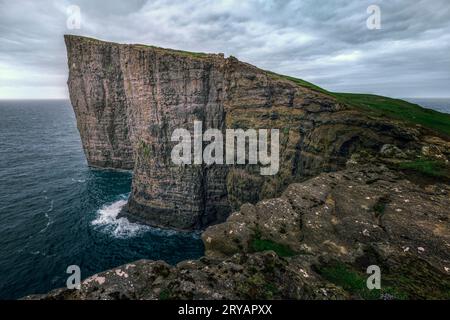 Lac surplombant Sorvagsvatn depuis les falaises de Traelanipa à Vagar, îles Féroé Banque D'Images