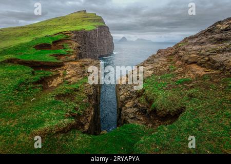 Lac surplombant Sorvagsvatn depuis les falaises de Traelanipa à Vagar, îles Féroé Banque D'Images