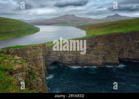 Lac surplombant Sorvagsvatn depuis les falaises de Traelanipa à Vagar, îles Féroé Banque D'Images