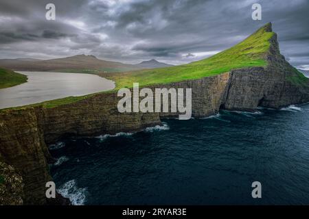 Lac surplombant Sorvagsvatn depuis les falaises de Traelanipa à Vagar, îles Féroé Banque D'Images