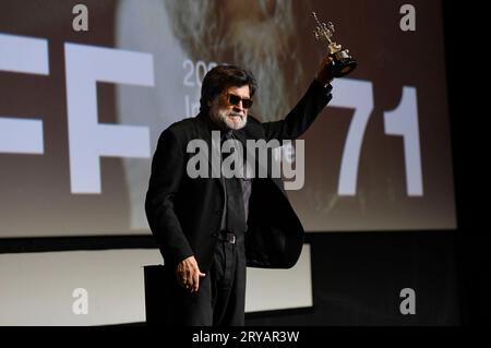 Victor Erice BEI der Verleihung des Donostia Awards für sein Lebenswerk auf dem 71. International Filmfestival San Sebastian/Festival Internacional de Cine de San Sebastian im Theater Victoria Eugenia. San Sebastian, *** Victor Erice reçoit le prix Donostia pour l'accomplissement de toute une vie au Festival International du film de San Sebastian 71 Internacional de Cine de San Sebastian au Victoria Eugenia San Sebastian Theater, Foto:XC.xNiehausx/xFuturexImagex erice 3901 crédit : Imago/Alamy Live News Banque D'Images