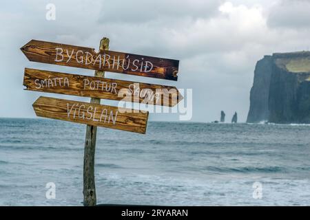 Tjornuvik et la plage de sable noir avec vue sur la mer Stacks Risin et Kellingin sur Streymoy, îles Féroé Banque D'Images