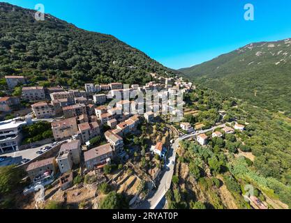 Vue aérienne drone de Sartenes, le village le plus Corse, sur l'île de Corse, France Banque D'Images