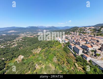 Vue aérienne drone de Sartenes, le village le plus Corse, sur l'île de Corse, France Banque D'Images