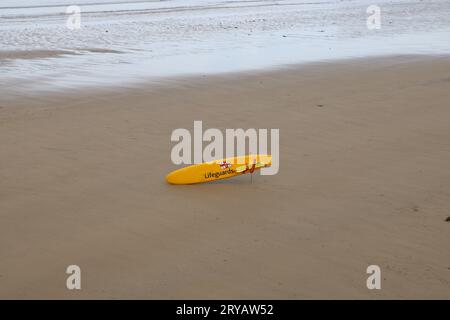 Planche de surf sauveteur sur la plage Empty Beach Surf Board RNLI Banque D'Images