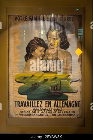 Une affiche de propagande nazie allemande de la Seconde Guerre mondiale dans le Musée de la résistance et de la Déportation à Grenoble, en France, appelant les gens à aller travailler dans les usines de Banque D'Images