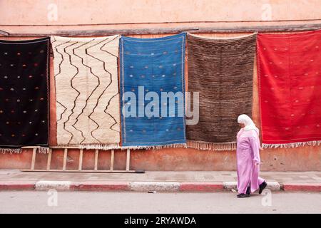 Tapis suspendus dans les rues de Marrakech Maroc Mars 2012 Banque D'Images