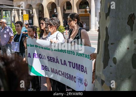 Logroño, la Rioja, Espagne - 09 juillet 2023. Protestation en repousse pour le crime sexiste à Logroño. Un homme d'origine syrienne, poignarde sa femme à mort et trie Banque D'Images