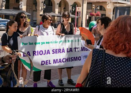 Logroño, la Rioja, Espagne - 09 juillet 2023. Protestation en repousse pour le crime sexiste à Logroño. Un homme d'origine syrienne, poignarde sa femme à mort et trie Banque D'Images