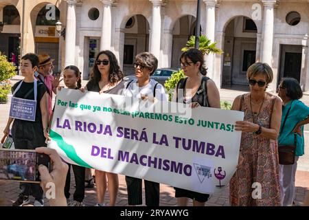 Logroño, la Rioja, Espagne - 09 juillet 2023. Protestation en repousse pour le crime sexiste à Logroño. Un homme d'origine syrienne, poignarde sa femme à mort et trie Banque D'Images