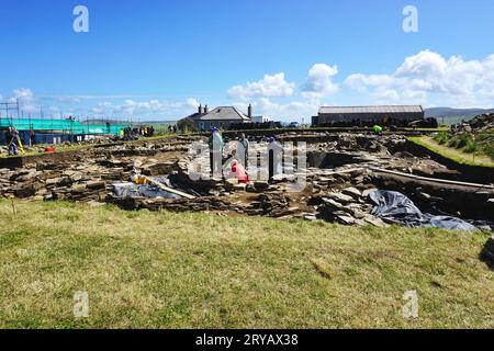 Aperçu des fouilles estivales de l'ancien site archéologique néolithique de la Ness de Brodgar sur l'île des Orcades, au large de la côte nord de l'Écosse Banque D'Images