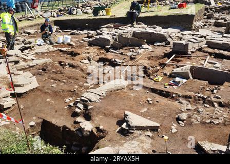 Des bénévoles travaillent à l'excavation de l'ancien site archéologique néolithique à Ness of Brodgar sur l'île des Orcades, au large de la côte nord de l'Écosse Banque D'Images