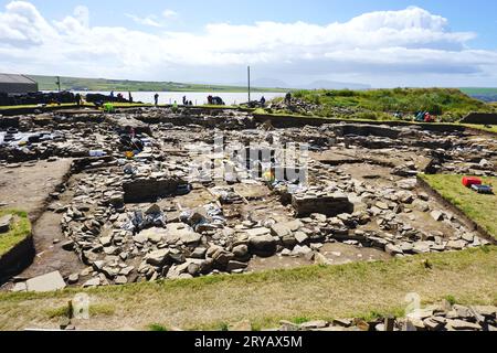 Vue large des fouilles de l'ancien site archéologique néolithique à la Ness de Brodgar sur l'île des Orcades, au large de la côte nord de l'Écosse Banque D'Images