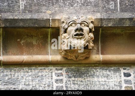 Une gargouille Green Man en pierre sculptée donne sur la ligne de toit du château de Lews, construit dans les années 1850 à Stornoway, Lewis Island, Hébrides extérieures, Écosse Banque D'Images