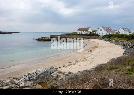 Maisons à Borthwen près de Rhoscolyn sur la côte ouest d'Anglesey, au nord du pays de Galles. Banque D'Images