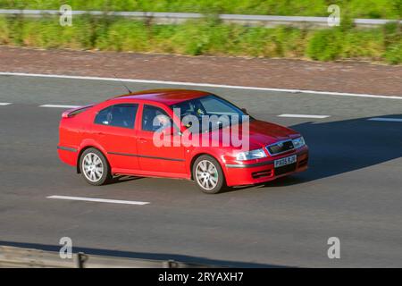 2005 Red Skoda Octavia RS 20V T 180 Hatchback car essence 1781 cc, transmission manuelle à six vitesses, moteur 1,8 litres en ligne 4 turbocompressé ; voyageant sur l'autoroute M61, Manchester, Royaume-Uni Banque D'Images