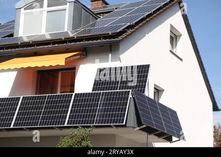 Freiburg Themenbild - Photovoltaikanlage, Energie, Erneuerbare Energie, Solarstrom, PV-Anlage, Solaranlage, Sonnenstrom, Themenbild - Photovoltaikanlage, Energie, Erneuerbare Energie, Solarstrom, PV-Anlage, Solaranlage, Sonnenstrom Balkonkraftwerk, Mini PV-Anlage, mini Soloaranlage auf einem Balkon, Stecker-Solaranlage, Guerilla-PV, steckbare PV-Anlage, Balkon-PV. Module PV, Sonnenkollektoren einer PV-Anlage, Solaranlage, Photovoltaikanlage BEI Sonnenschein auf einem Hausdach, Ziegeldach. Die Energie wird ökologisch und nachhaltig aus Sonnenstrom gewonnen. Featurebild, Symbolbild, Themenbild * Banque D'Images