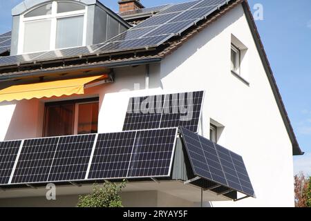 Freiburg Themenbild - Photovoltaikanlage, Energie, Erneuerbare Energie, Solarstrom, PV-Anlage, Solaranlage, Sonnenstrom, Themenbild - Photovoltaikanlage, Energie, Erneuerbare Energie, Solarstrom, PV-Anlage, Solaranlage, Sonnenstrom Balkonkraftwerk, Mini PV-Anlage, mini Soloaranlage auf einem Balkon, Stecker-Solaranlage, Guerilla-PV, steckbare PV-Anlage, Balkon-PV. Module PV, Sonnenkollektoren einer PV-Anlage, Solaranlage, Photovoltaikanlage BEI Sonnenschein auf einem Hausdach, Ziegeldach. Die Energie wird ökologisch und nachhaltig aus Sonnenstrom gewonnen. Featurebild, Symbolbild, Themenbild * Banque D'Images