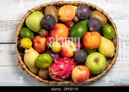 Fruits frais dans un panier en osier. Divers fruits colorés. vue de dessus Banque D'Images