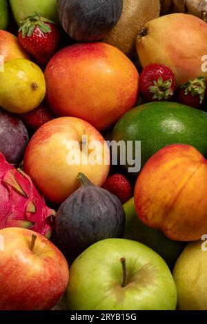 Énorme groupe de fruits frais. Groupe de fruits mélangés. Tourné en studio. fond alimentaire Banque D'Images