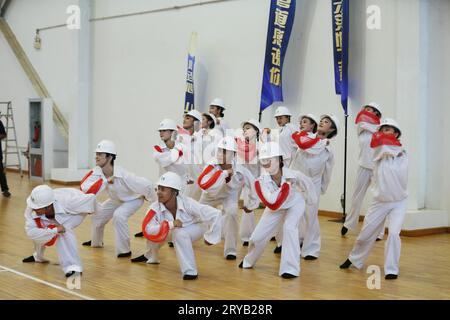 (230930) -- ÉTAT DE RAKHINE, 30 septembre 2023 (Xinhua) -- des artistes dansent lors d'une célébration marquant le festival traditionnel chinois de la mi-automne sur Made Island dans l'État de Rakhine, Myanmar, le 29 septembre 2023. Avec les smartphones et les appareils photo tenus en tête lors de la prise de vidéos, les habitants de Made Island au Myanmar ont été captivés par les performances culturelles lors de la célébration du festival de la mi-automne. La célébration vibrante du vendredi est le tout premier festival chinois traditionnel de la mi-automne avec de la musique culturelle et des danses exécutées par des artistes sur l'île, ont déclaré les participants. POUR ALLER AVEC 'Feature : Myanmar's Made Island célèbre M. Banque D'Images