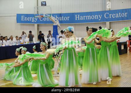 (230930) -- ÉTAT DE RAKHINE, 30 septembre 2023 (Xinhua) -- des artistes dansent lors d'une célébration marquant le festival traditionnel chinois de la mi-automne sur Made Island dans l'État de Rakhine, Myanmar, le 29 septembre 2023. Avec les smartphones et les appareils photo tenus en tête lors de la prise de vidéos, les habitants de Made Island au Myanmar ont été captivés par les performances culturelles lors de la célébration du festival de la mi-automne. La célébration vibrante du vendredi est le tout premier festival chinois traditionnel de la mi-automne avec de la musique culturelle et des danses exécutées par des artistes sur l'île, ont déclaré les participants. POUR ALLER AVEC 'Feature : Myanmar's Made Island célèbre M. Banque D'Images