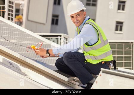 Portrait, ingénieur et homme avec panneau solaire, énergie propre et construction avec un casque de sécurité, industrie ou sourire. Travailleur, employé ou technicien avec Banque D'Images