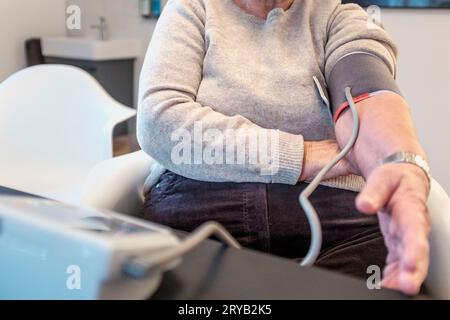 Femme âgée, ayant sa pression sanguine vérifiée, pratique GP Banque D'Images