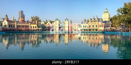 TACHKENT, OUZBÉKISTAN - 03 SEPTEMBRE 2022 : Panorama du parc d'attractions de la ville 'Magic City'. Tachkent, Ouzbékistan Banque D'Images