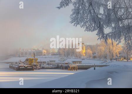 UGLICH, RUSSIE - 07 JANVIER 2023 : vue du remblai au début de la matinée d'hiver dans le brouillard. Uglich, région de Yaroslavl, Russie Banque D'Images