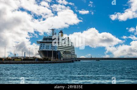 Bateau de croisière entrant dans le port de Sète, un matin d'été, en Occitanie, France Banque D'Images