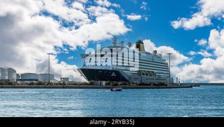 Bateau de croisière entrant dans le port de Sète, un matin d'été, en Occitanie, France Banque D'Images