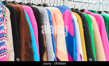 vêtements multicolores pour femmes sur le marché Banque D'Images