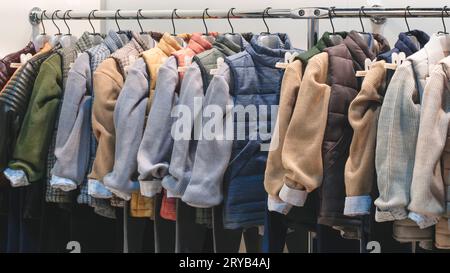 veste pour garçons dans les magasins de vêtements pour enfants. vêtements pour garçons dans le magasin Banque D'Images