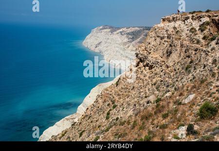 Eau océanique du littoral rocheux. Falaises blanches et plage de galets Banque D'Images