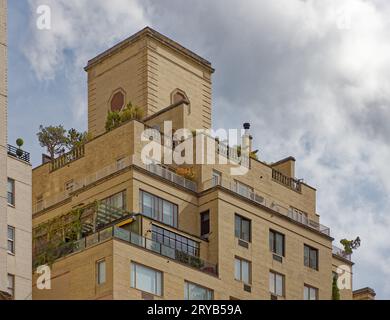 Conçu par Emery Roth, le 3 East 71st Street à Lenox Hill a été construit en 1944 dans un style moderne avec très peu d'ornementation ; c'est maintenant un bâtiment coopératif. Banque D'Images