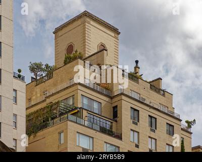 Conçu par Emery Roth, le 3 East 71st Street à Lenox Hill a été construit en 1944 dans un style moderne avec très peu d'ornementation ; c'est maintenant un bâtiment coopératif. Banque D'Images