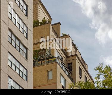 Conçu par Emery Roth, le 3 East 71st Street à Lenox Hill a été construit en 1944 dans un style moderne avec très peu d'ornementation ; c'est maintenant un bâtiment coopératif. Banque D'Images