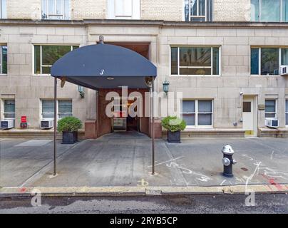 Conçu par Emery Roth, le 3 East 71st Street à Lenox Hill a été construit en 1944 dans un style moderne avec très peu d'ornementation ; c'est maintenant un bâtiment coopératif. Banque D'Images