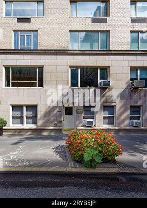 Conçu par Emery Roth, le 3 East 71st Street à Lenox Hill a été construit en 1944 dans un style moderne avec très peu d'ornementation ; c'est maintenant un bâtiment coopératif. Banque D'Images