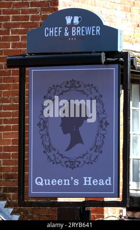 Enseigne de pub traditionnelle suspendue au restaurant Queen's Head - une maison publique Chef & Brewer - Burley, New Forest, Ringwood, Hampshire, Angleterre, ROYAUME-UNI Banque D'Images