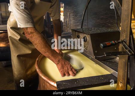 En été, les visiteurs de la fromagerie alpine de Moléson-sur-Gruyères peuvent découvrir la fabrication du fromage. Moléson dans le canton de Fribourg, Suisse Banque D'Images