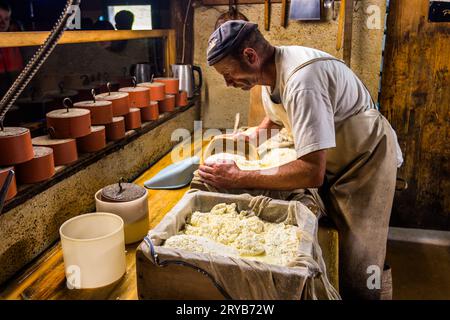 En été, les visiteurs de la fromagerie alpine de Moléson-sur-Gruyères peuvent découvrir la fabrication du fromage. Moléson dans le canton de Fribourg, Suisse Banque D'Images