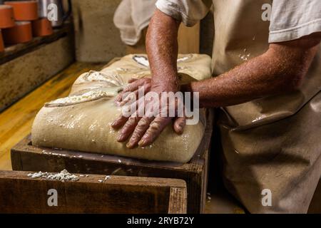 En été, les visiteurs de la fromagerie alpine de Moléson-sur-Gruyères peuvent découvrir la fabrication du fromage. Moléson dans le canton de Fribourg, Suisse Banque D'Images