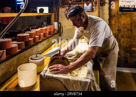 En été, les visiteurs de la fromagerie alpine de Moléson-sur-Gruyères peuvent découvrir la fabrication du fromage. Moléson dans le canton de Fribourg, Suisse Banque D'Images