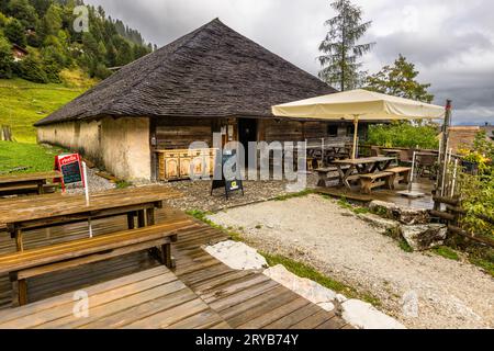 En été, les visiteurs de la fromagerie alpine de Moléson-sur-Gruyères peuvent découvrir la fabrication du fromage. Moléson dans le canton de Fribourg, Suisse Banque D'Images